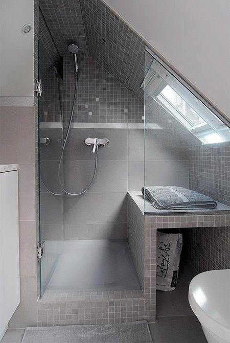 Kleine badkamer met schuin dak - Kleine badkamers.nl